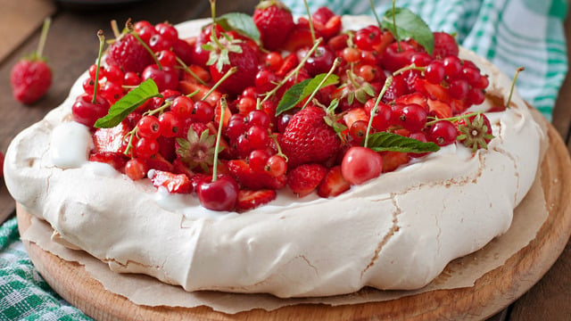 Adeta Bir Tablo: Kırmızı Meyveli Pavlova