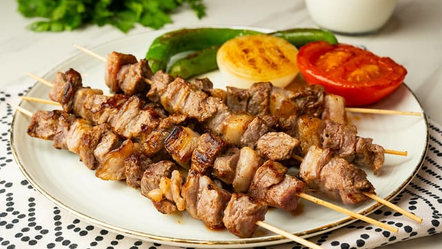 Közlenmiş Sebzeler Eşliğinde: Et Şiş