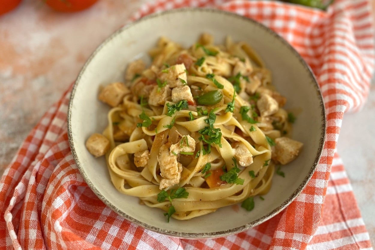 Tavuklu Kremalı: Tagliatelli Makarna