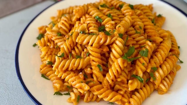 Lezzeti Olay: Sosunda Pişen Domatesli Kremalı Makarna