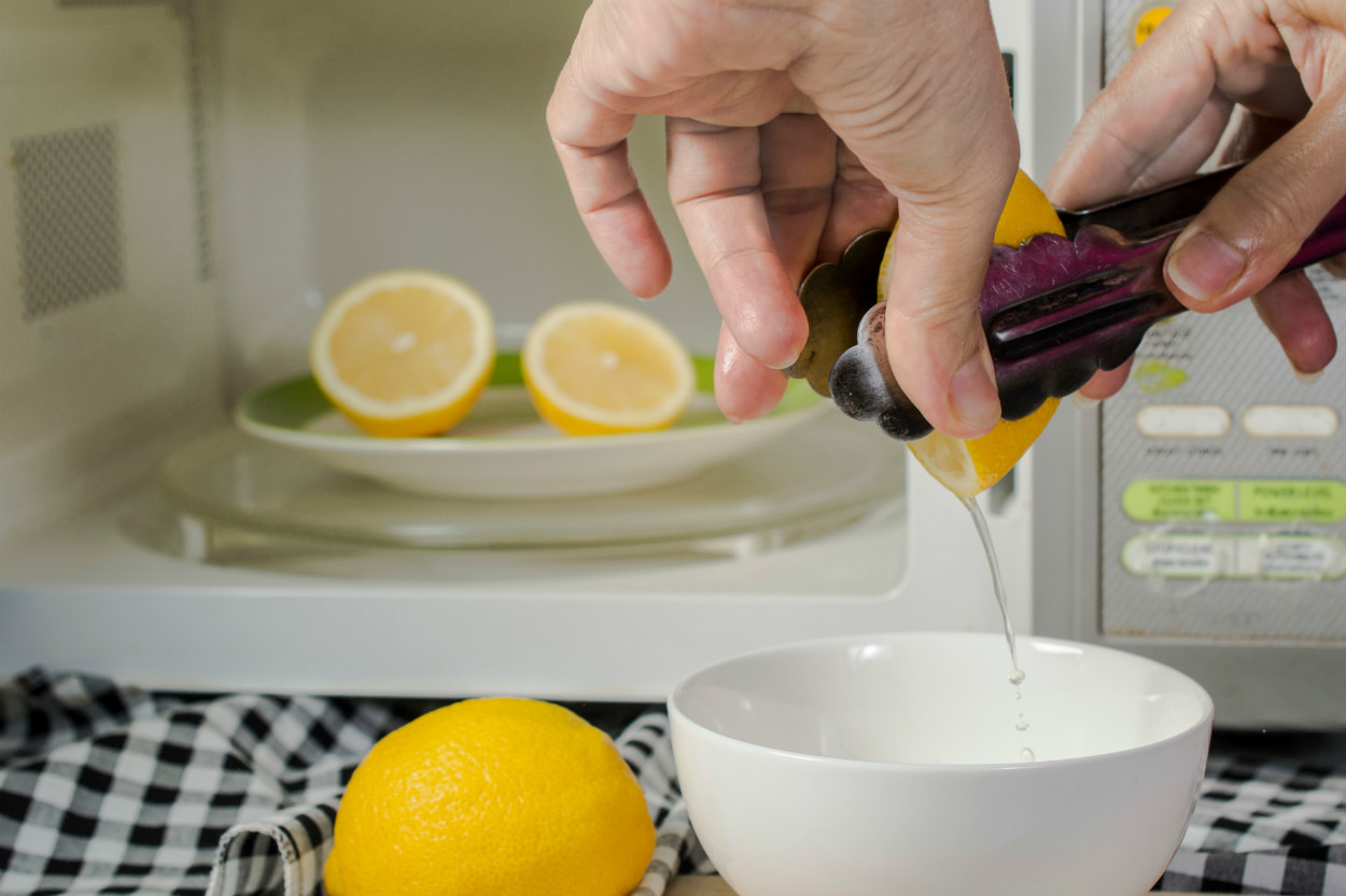 Limonun Yeryüzündeki En Mucize Yiyecek Olduğunu Kanıtlayan 14 Pratik Bilgi