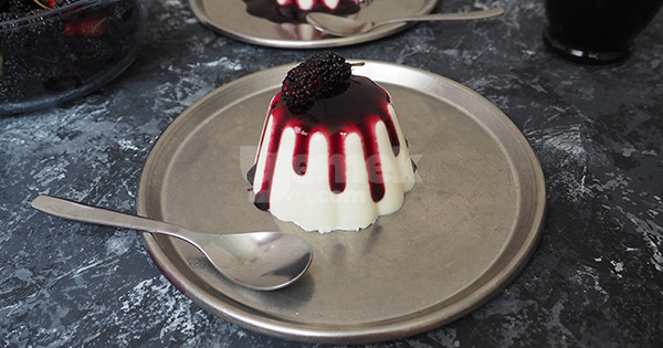 bogurtlen-soslu-panna-cotta