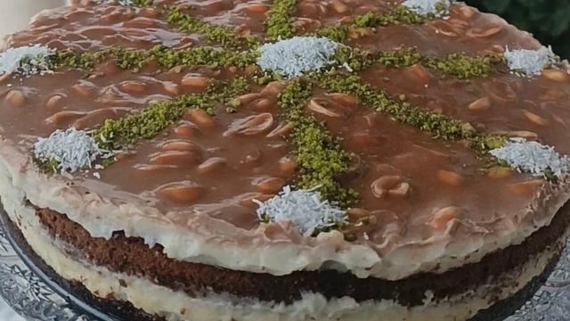 Bir Dilim Yetmez: Çikolata Soslu Snicker Pasta