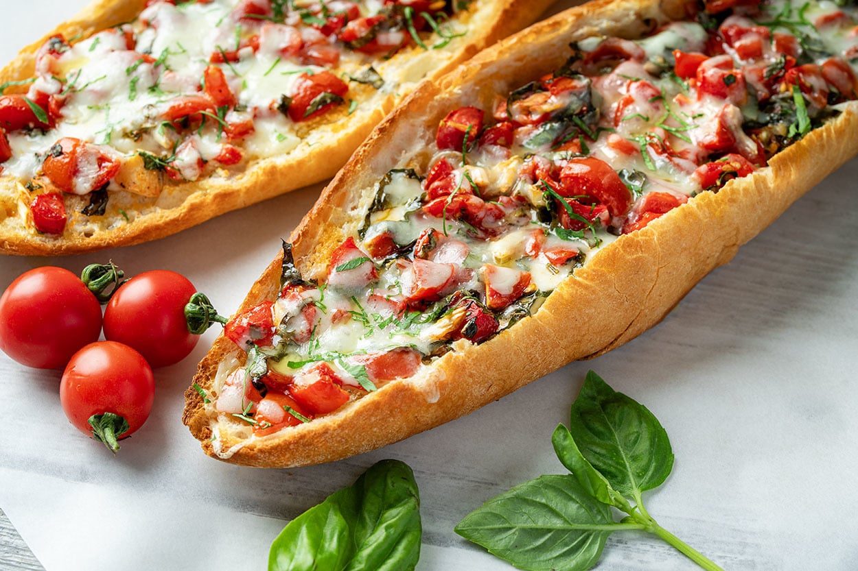 Peyniri Bol: Domatesli Ekmek Pidesi