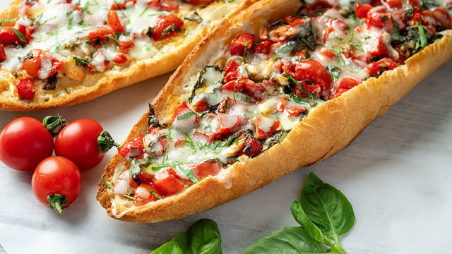 Peyniri Bol: Domatesli Ekmek Pidesi