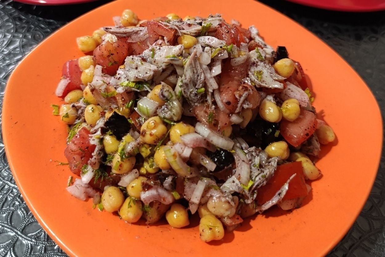 Eliz'in Tarifi: Tavuklu Nohutlu Salata