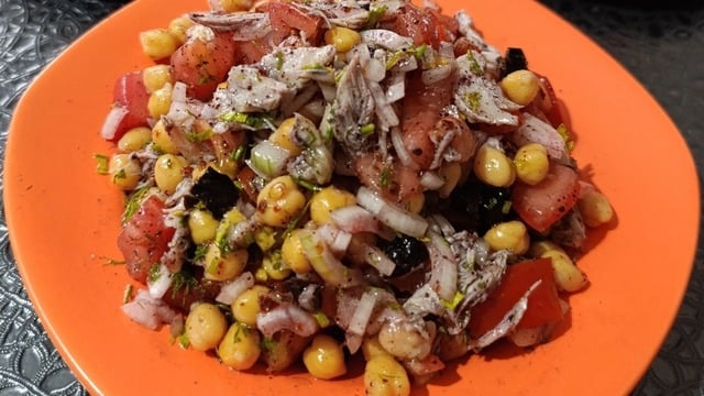 Eliz'in Tarifi: Tavuklu Nohutlu Salata