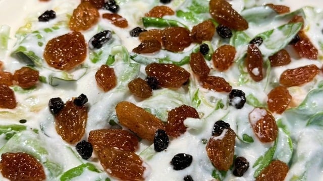 Yaz Akşamlarına: Kuru Üzümlü Semizotu Salatası