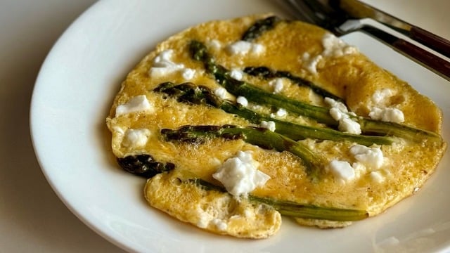 Ayşe'nin Tarifi: Kuşkonmazlı Omlet