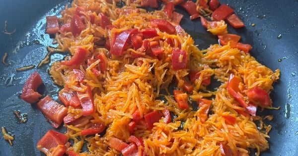 hardal-soslu-makarna-salatasi-asama2
