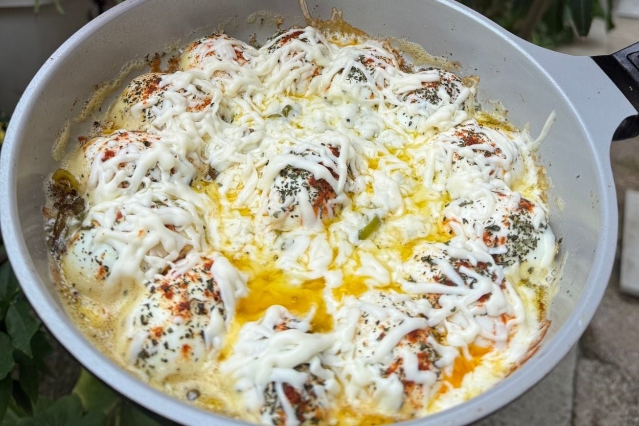 Bol Peynirli: Yeşil Biberli Yumurta Kapama
