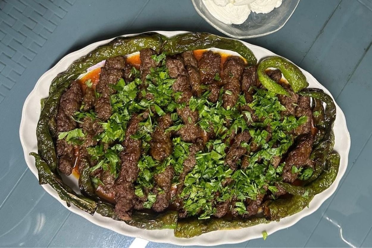 Süzme Yoğurt Eşliğinde: Domates Soslu Tire Köfte