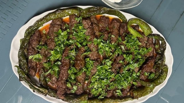 Süzme Yoğurt Eşliğinde: Domates Soslu Tire Köfte