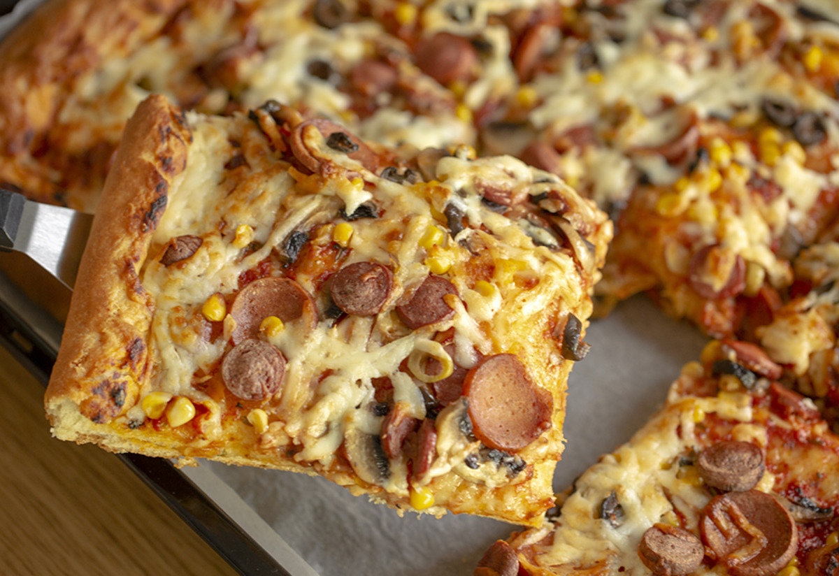 Bir Dilimi Yetmez: Karışık Ev Pizzası Tarifi