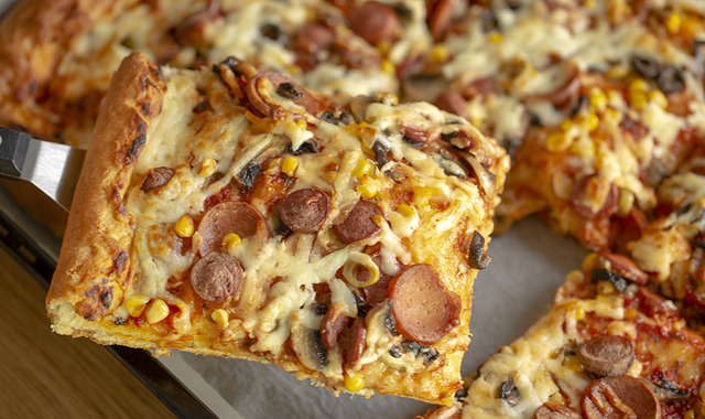 Bir Dilimi Yetmez: Karışık Ev Pizzası