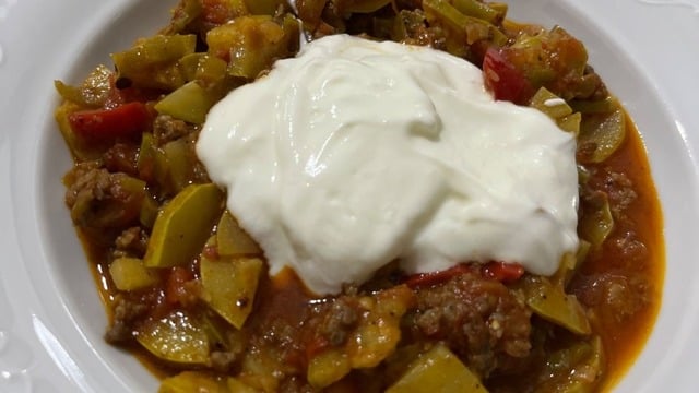 Yasemin'in Tarifi: Domatesli Kabak Kavurma
