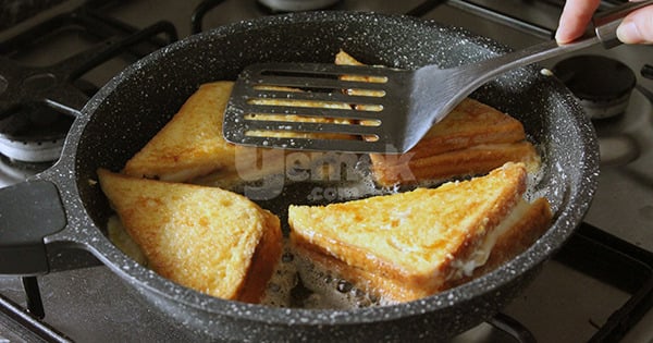tavada-yumurtali-tost-asama-7