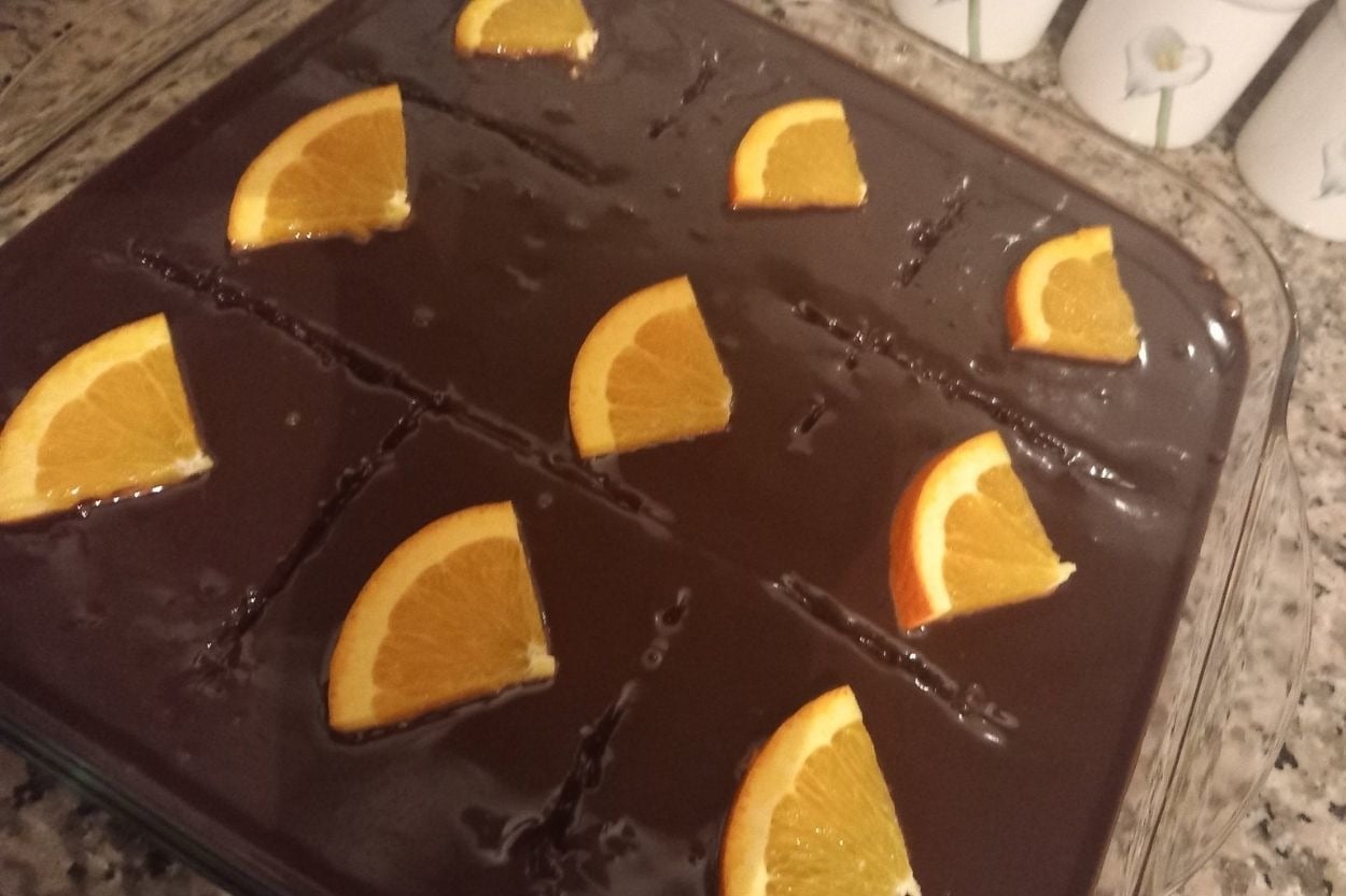 Müzeyyen'in Tarifi: Çikolata Soslu Kahveli Kek