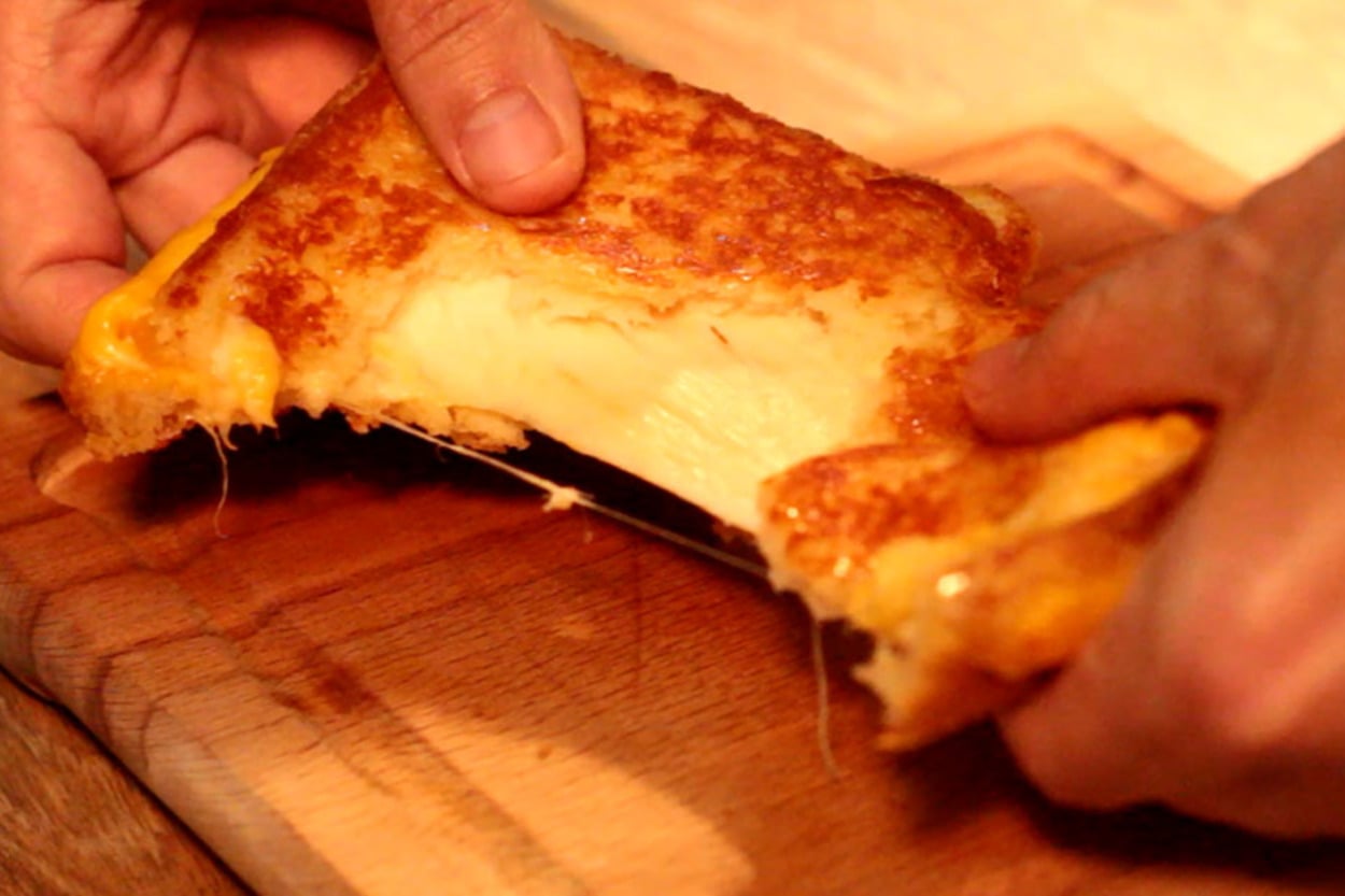 Yürek Hoplatır: Tavada Peynirli Tost
