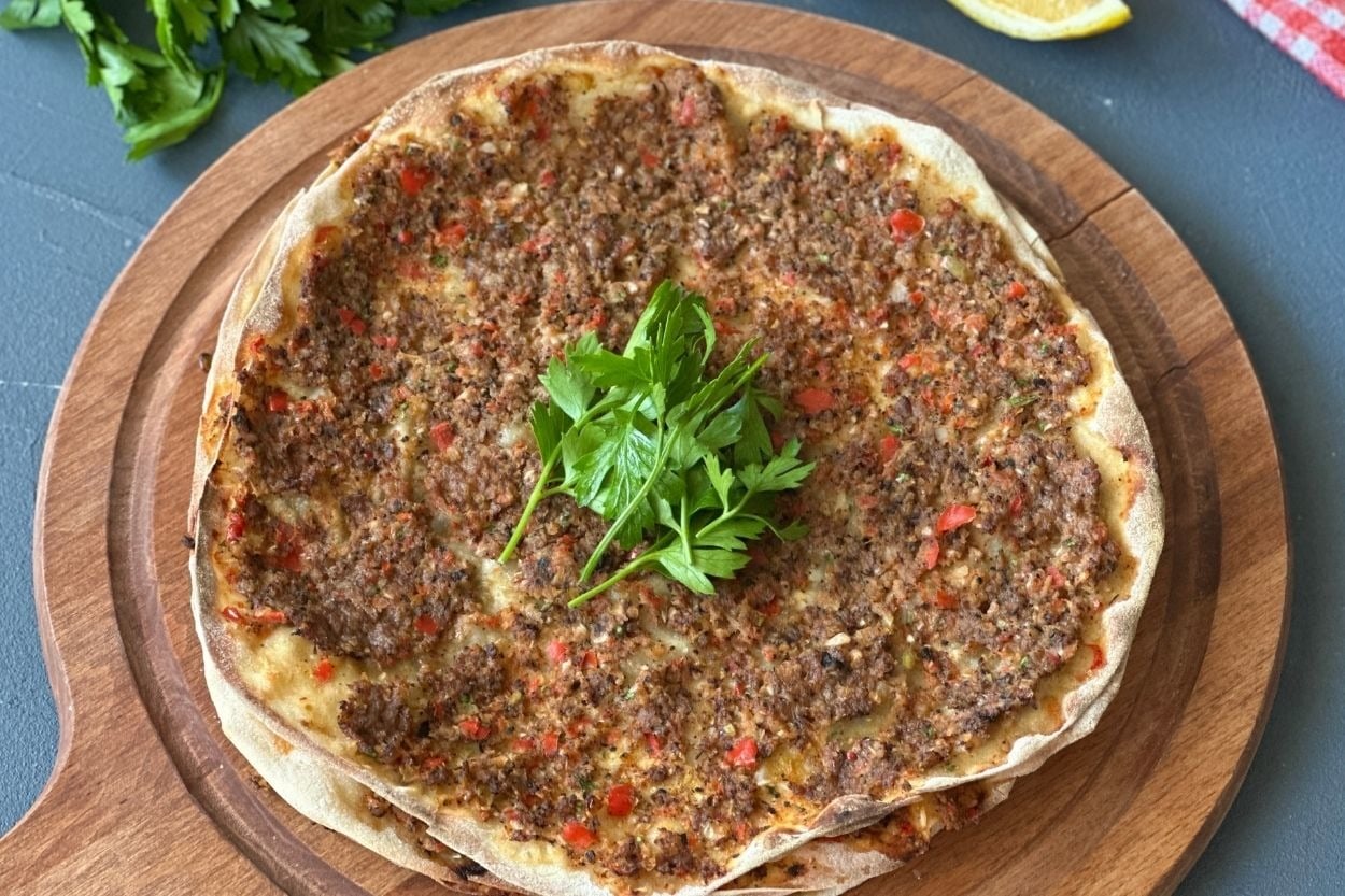 Güler'in Tarifi: Urfa Usulü Lahmacun