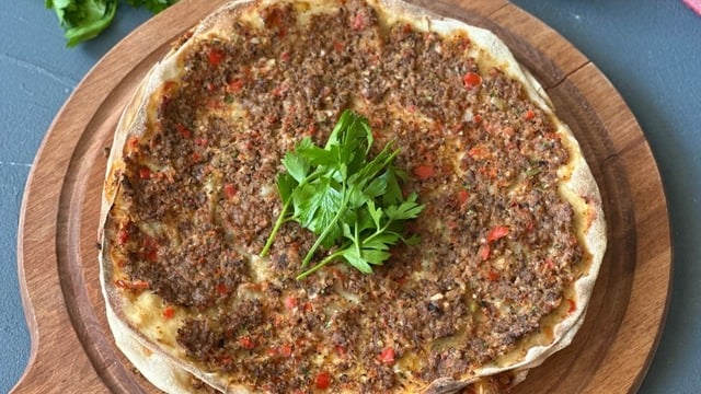 Güler'in Tarifi: Urfa Usulü Lahmacun