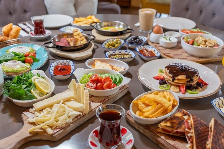 Happily Cafe & Bistro