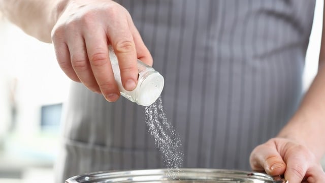Çok Fazla Tuz Tükettiğinizde Vücudunuzun Size Uyarı Olarak Gönderdiği 7 İşaret