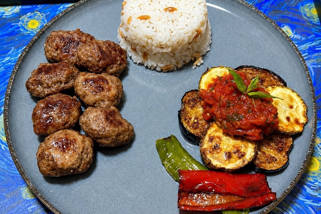 Domates Soslu: Kızarmış Sebze Eşliğinde Fırın Köfte
