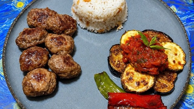 Domates Soslu: Kızarmış Sebze Eşliğinde Fırın Köfte