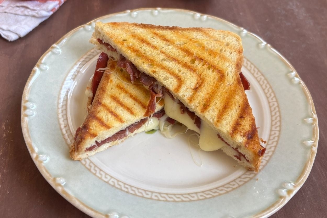Duygu'nun Tarifi: Pastırmalı Tost