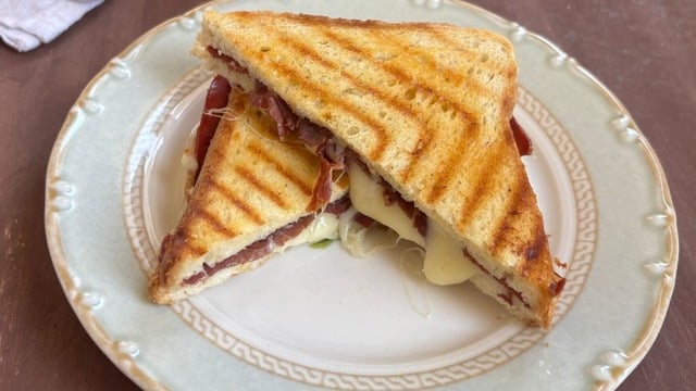 Duygu'nun Tarifi: Pastırmalı Tost