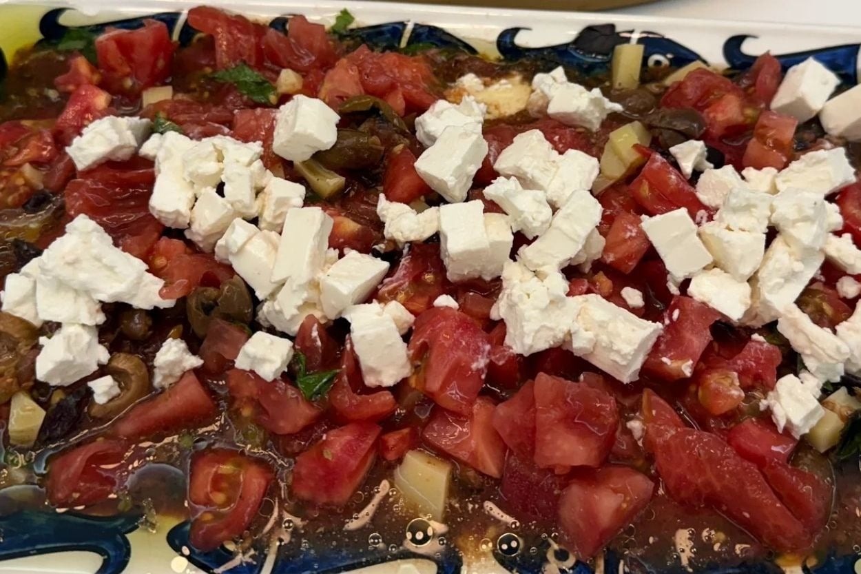 Nar Ekşili: Ezine Peynirli Domates Salatası