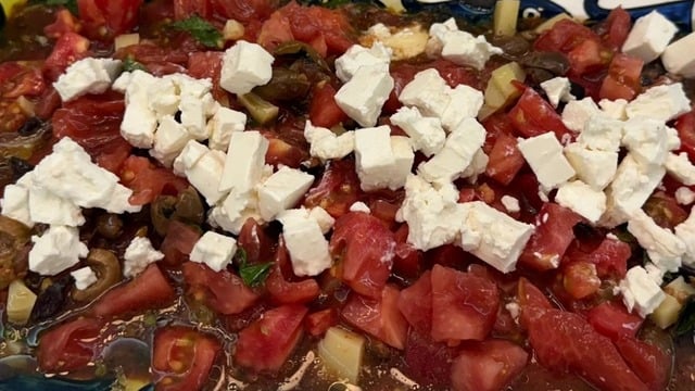 Nar Ekşili: Ezine Peynirli Domates Salatası