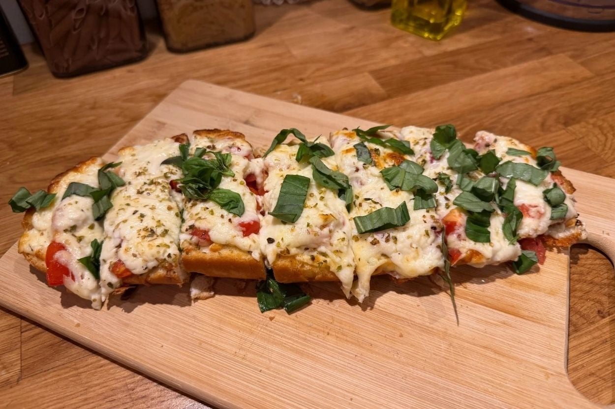 Yaz Ferahlığı: Domatesli Fesleğenli Ekmek