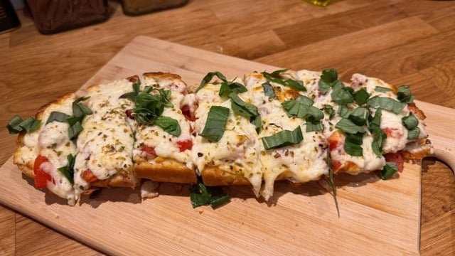 Yaz Ferahlığı: Domatesli Fesleğenli Ekmek