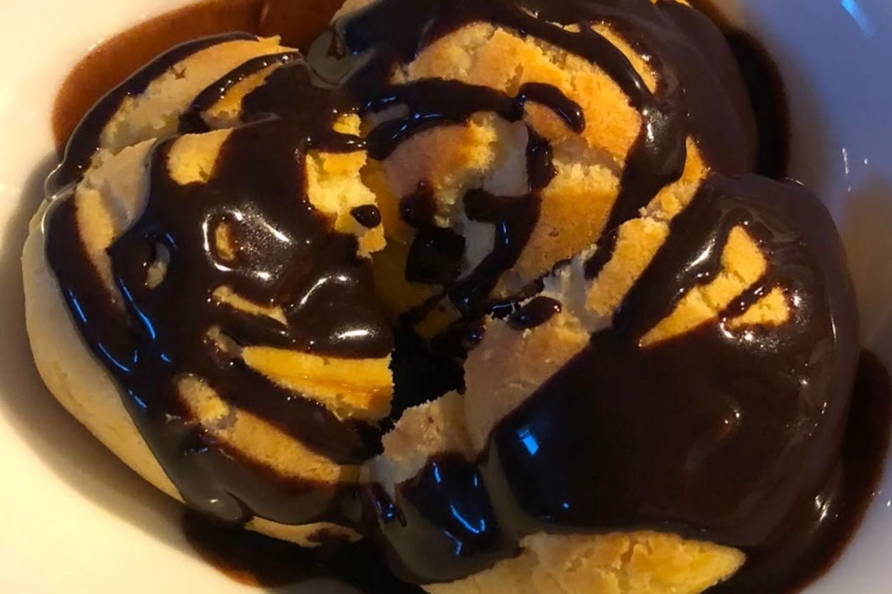 Tatlı Krizlerine: Bol Çikolata Soslu Profiterol