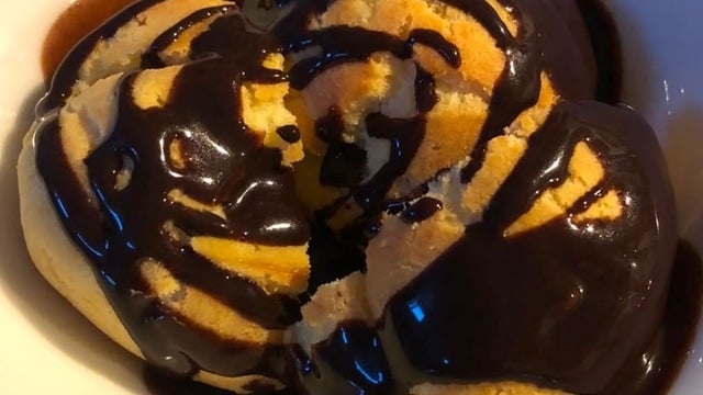 Tatlı Krizlerine: Bol Çikolata Soslu Profiterol