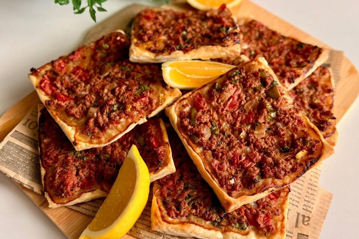 Hatice'nin Tarifi: Tepsi Lahmacun