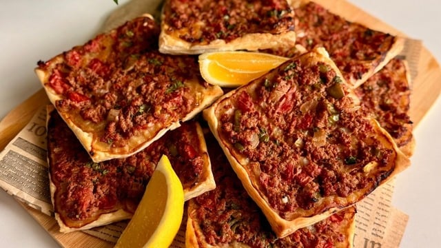 Hatice'nin Tarifi: Tepsi Lahmacun