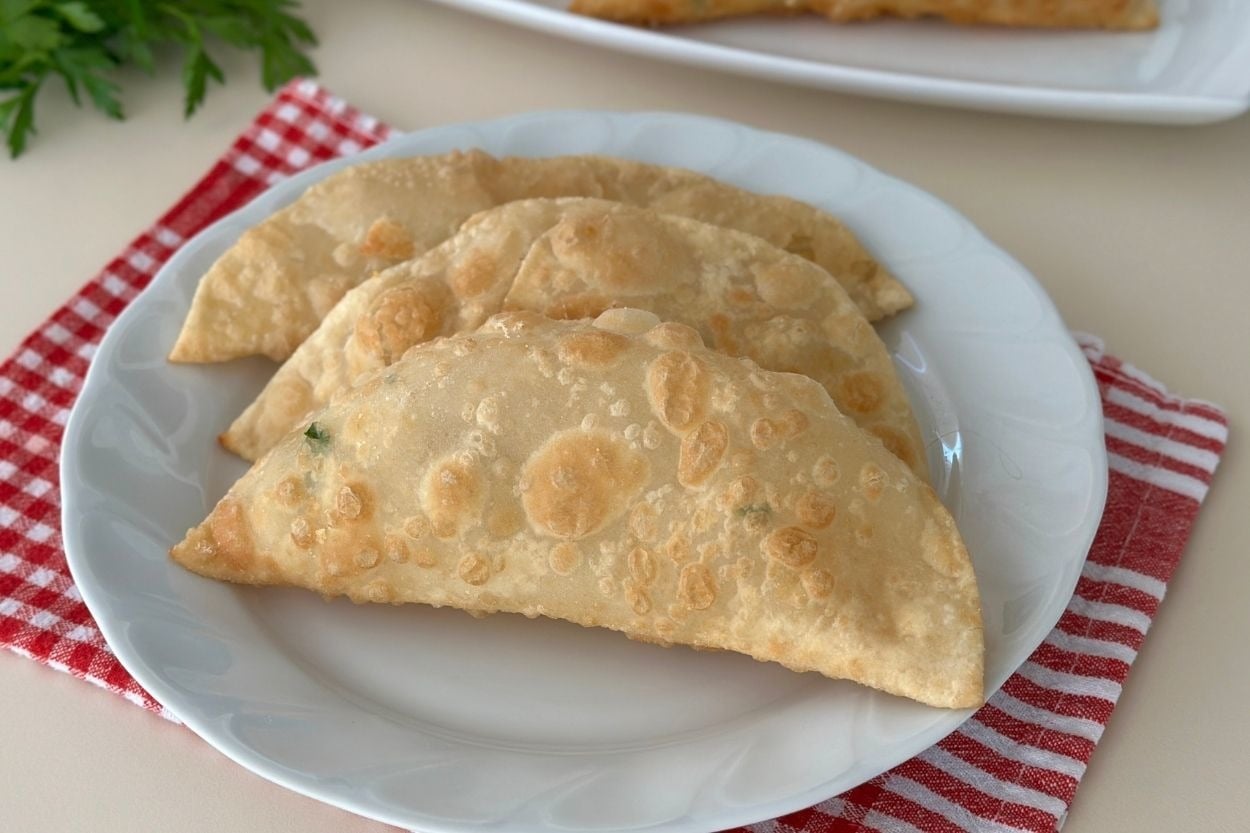 Sevim'in Tarifi: Peynirli Çibörek (Çiğ Börek)