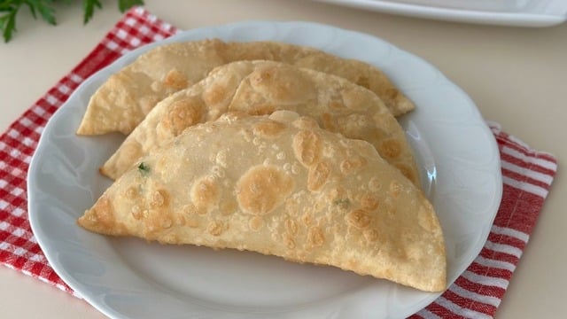 Sevim'in Tarifi: Peynirli Çibörek (Çiğ Börek)