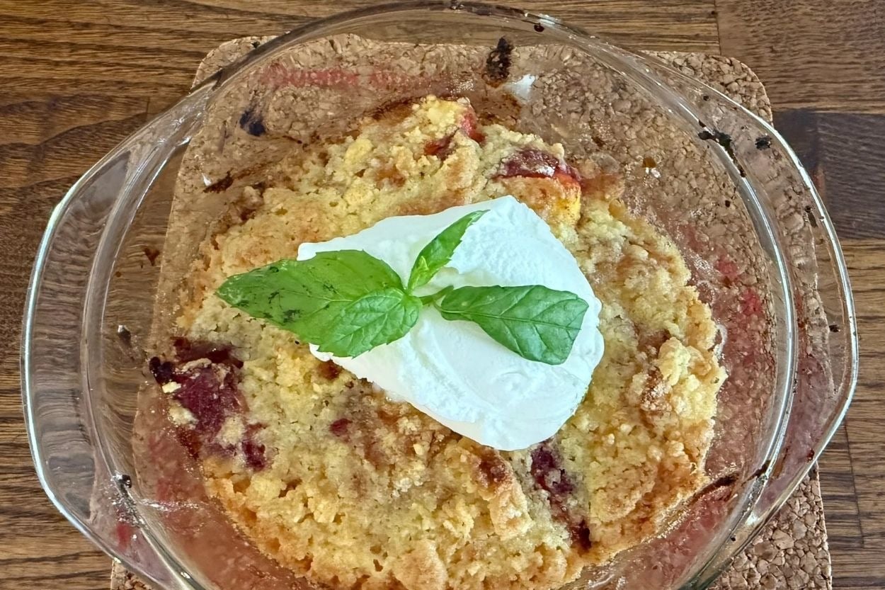 Yaz Mevsimine Yakışır: Dondurmalı Şeftalili Crumble