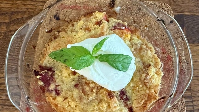 Yaz Mevsimine Yakışır: Dondurmalı Şeftalili Crumble