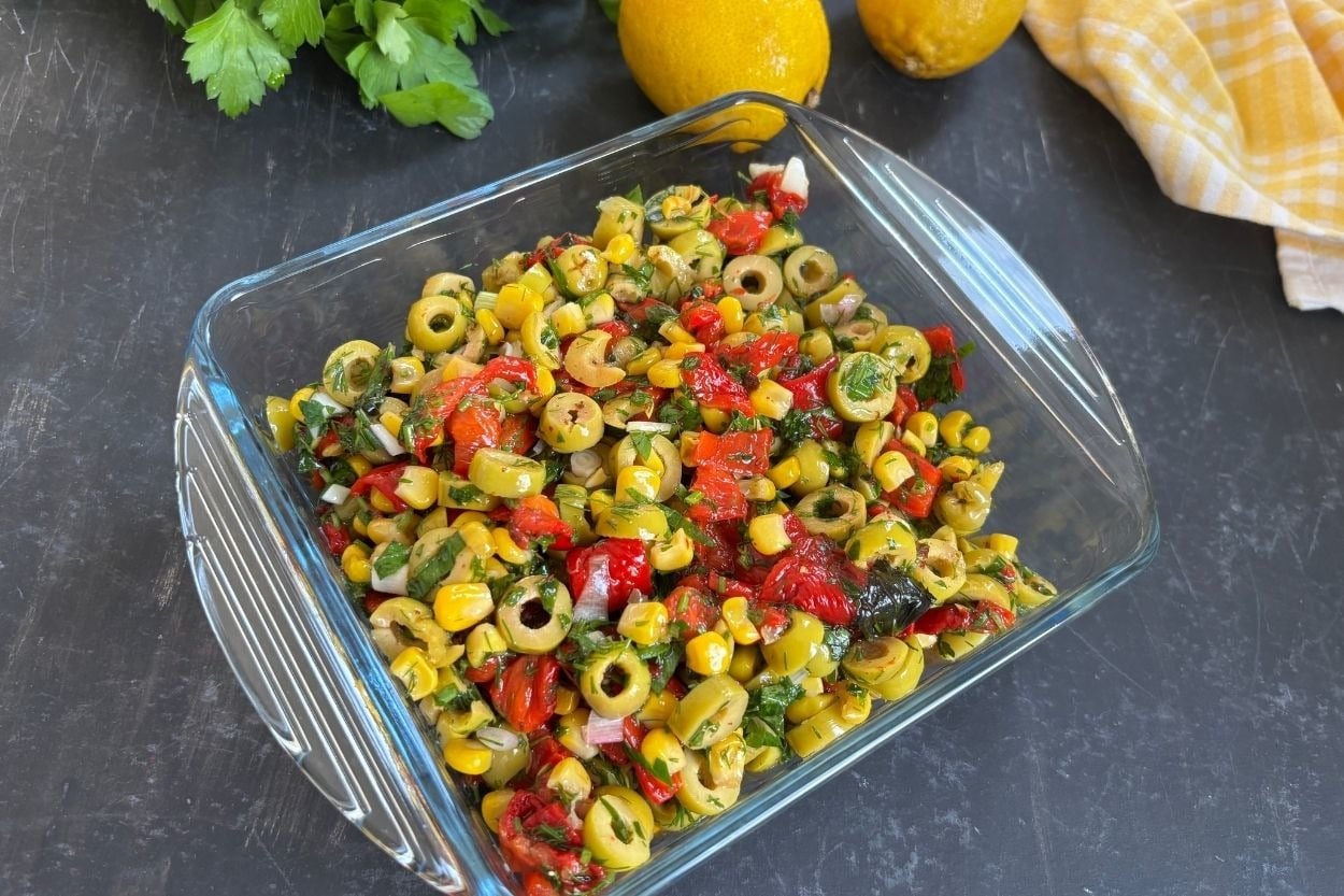 Nar Ekşili: Yeşil Zeytin Salatası