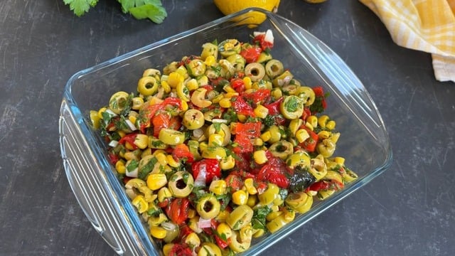 Nar Ekşili: Yeşil Zeytin Salatası