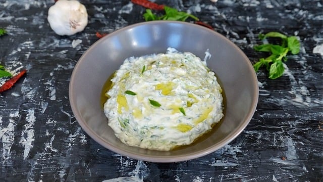 Yaz Sofralarına: Taze Naneli Kuru Cacık