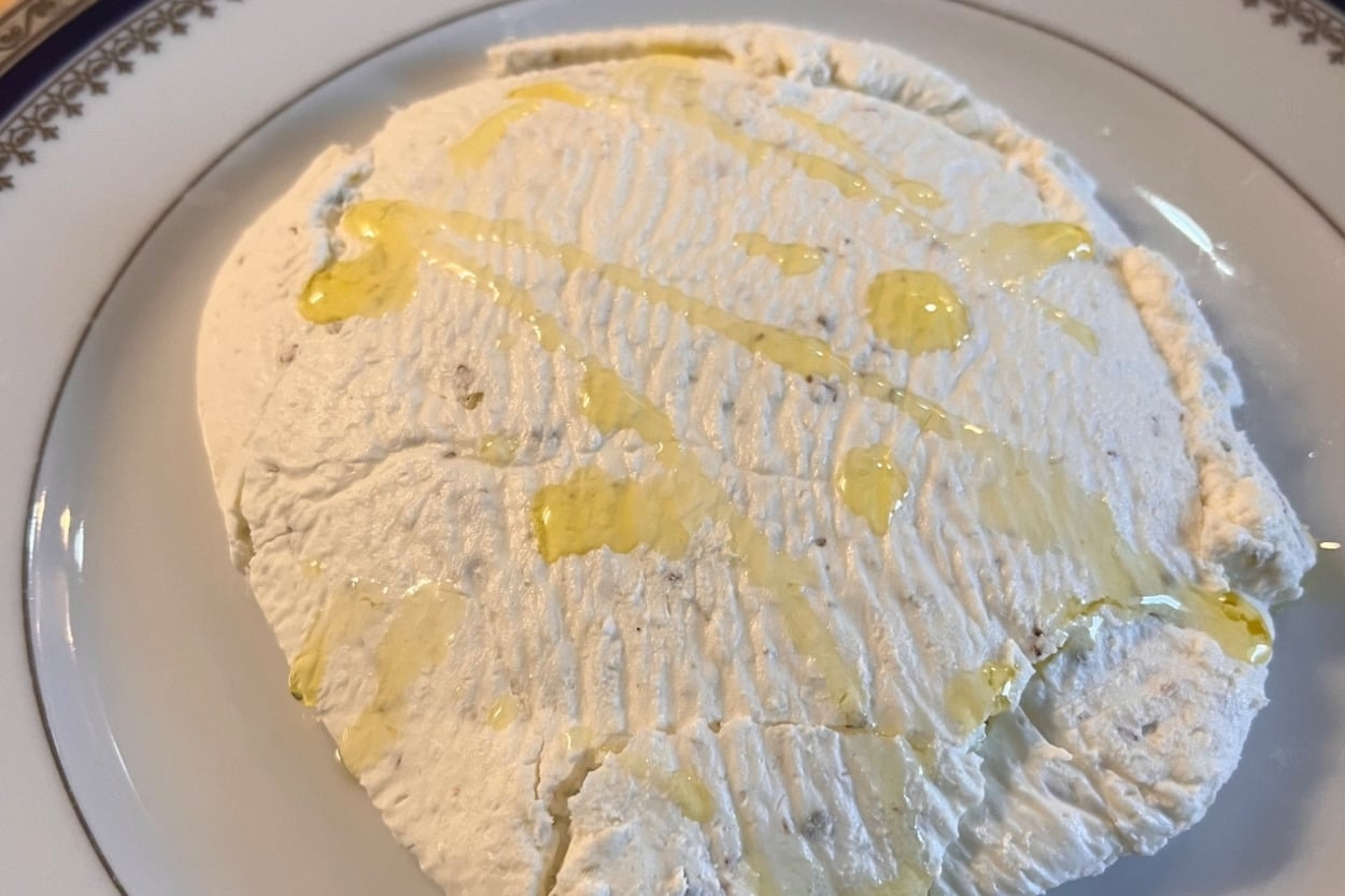 Kahvaltı Sofralarına: Pratik Labne Peyniri