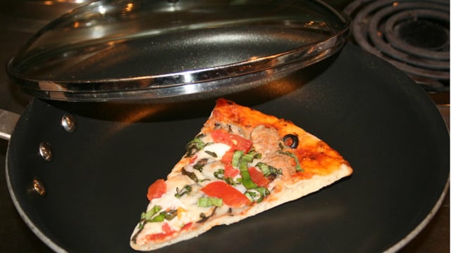Akşamdan Kalan Soğuk Pizzayı Isıtmanın En Lezzetli 4 Yöntemi