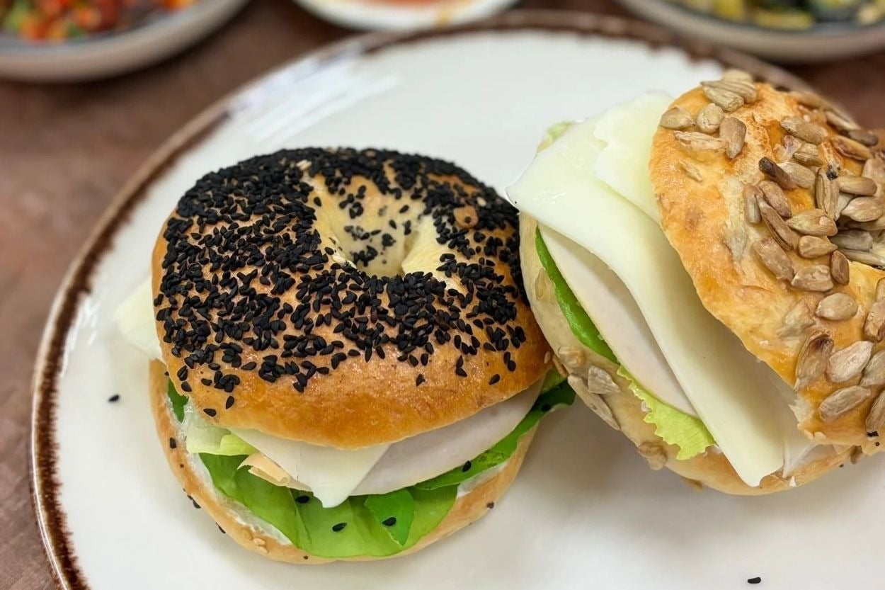 Rüveyda'nın Tarifi: Bagel Ekmeği