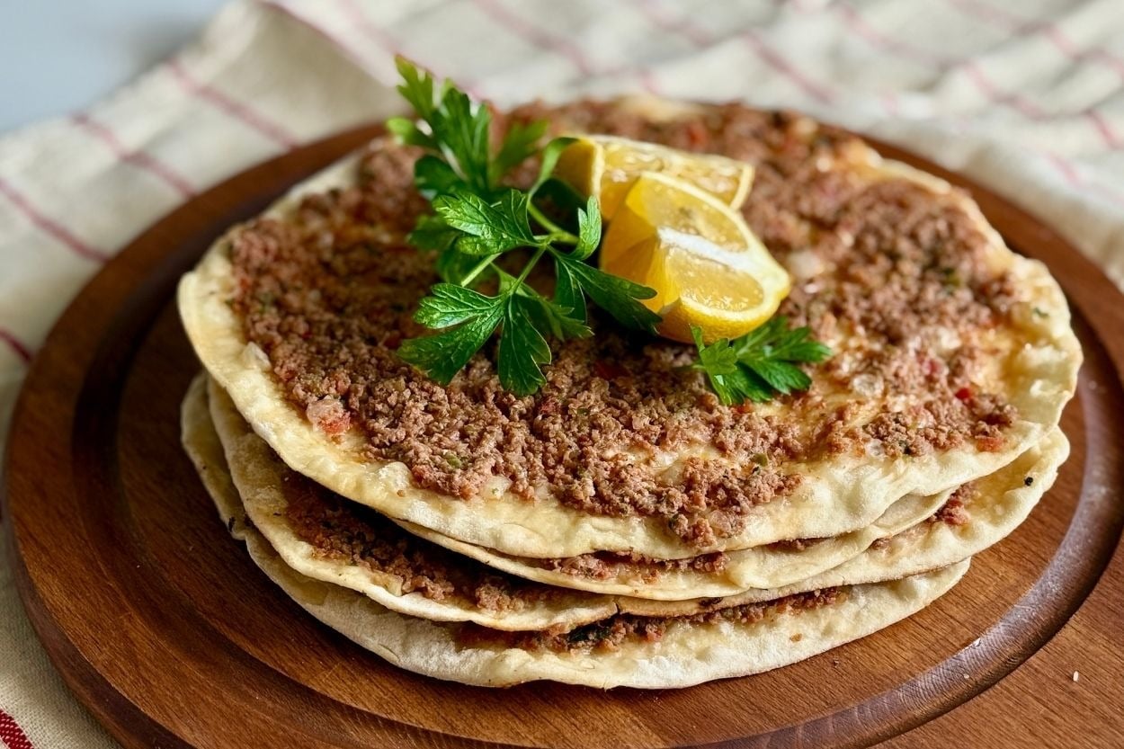 Elif'in Tarifi: Tavada Mayasız Lahmacun